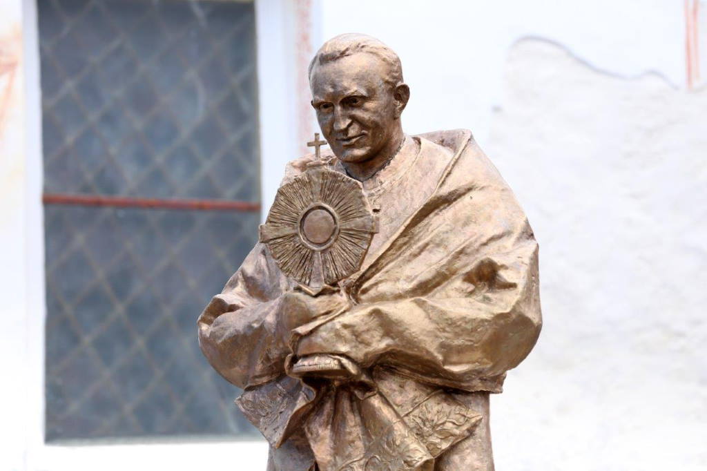FOTO: Kardinalu Franji Kuhariću otkriven spomenik u njegovom rodnom mjestu Pribiću