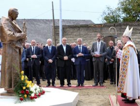FOTO: Kardinalu Franji Kuhariću otkriven spomenik u njegovom rodnom mjestu Pribiću