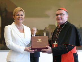 Kolinda Grabar-Kitarović na kraju mandata posmrtno odlikovala kardinala Kuharića