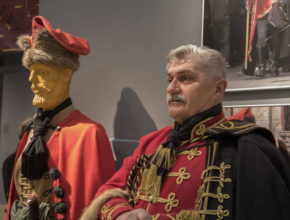 Eksponati Kravat pukovnije u sklopu izložbe postavljene u Etnografskom muzeju